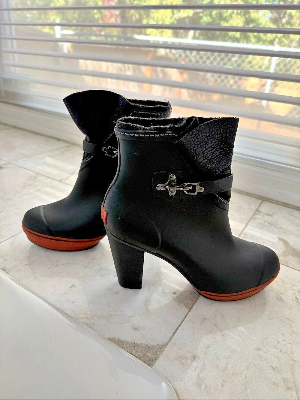 Sorel Medina Ankle Heeled Booties Black & Brown Women's size 8